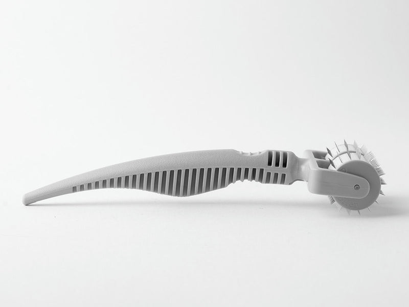 Dermaroller microneedling professionnel 18 rangées d’aiguilles avec profondeur de 2.5 mm