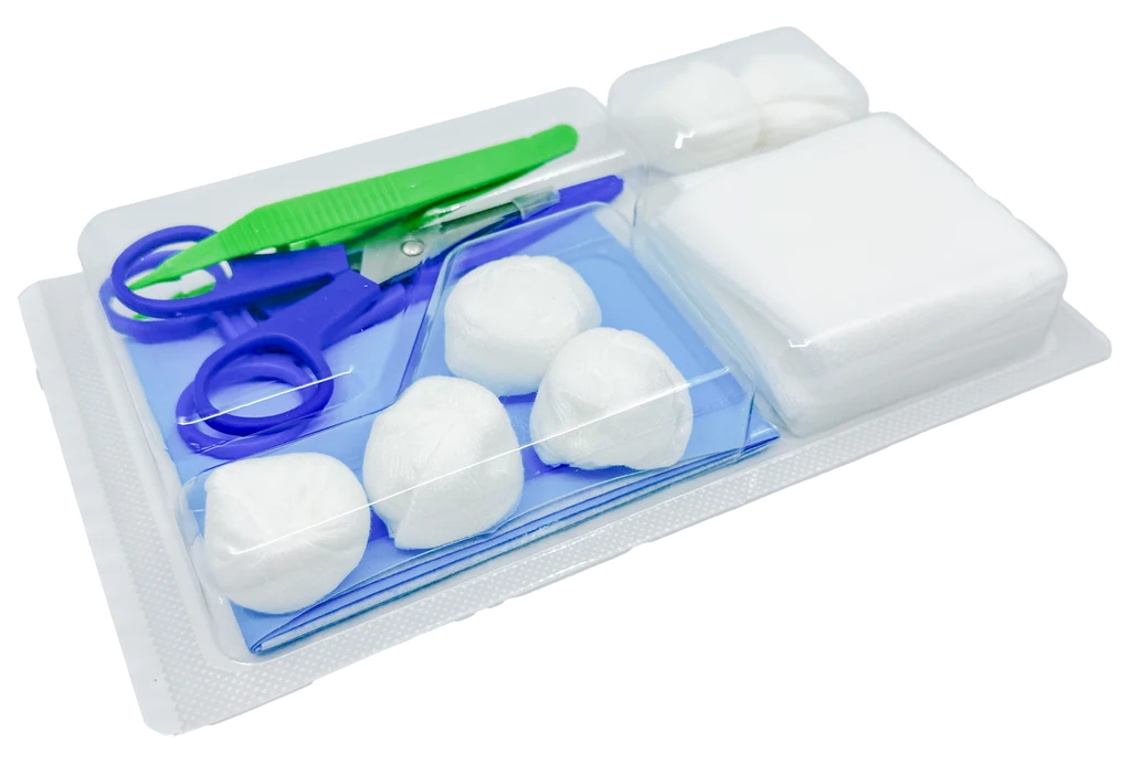 Set de pansement avec pinces, ciseaux et compresses – Carton de 5 sets